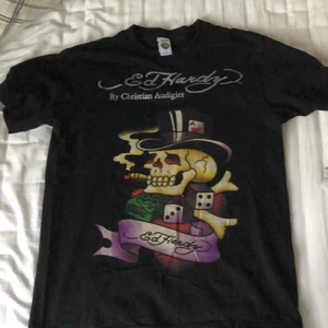 Ed hardy T-shirt  - Ed hardy tisha 10/10 cond. Den är storlek L med sitter mer som en M skulle jag säga. Är 181cm o relativt smal och på sista bilden ser ni hur den sitter. 44cm från armhålan och ner