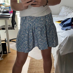 Kjol  - Säljer denna jöttefina kjol.  Knappt använd. Super fin nu till våran och sommaren. För fler frågor eller bilder kontakta. Budgivning om fler är intresserade💗🤩