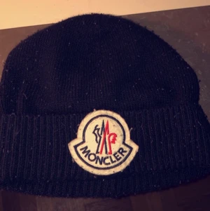 Moncler Mössa - Moncler mössa, inte använd på ca 6 månader. Den är one size så den passar allt o alla!