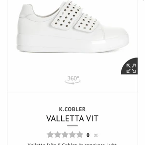 Vita sneakers - Helt nya, kvar i kartongen med lappar. Pga fel storlek säljer jag dom men super fina skor! 