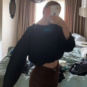 Svart sweatshirt - Svart croppad sweatshirt från zara, som är åtdragen/rynkad vid magen. Köparen står för frakten 
