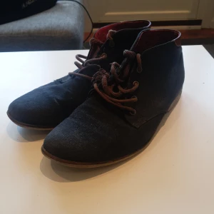 Sneaky steve välanvända  - Välanvända, behöver nya skosnören, eller så rockar man oldschool looken! Rätt platt sula 