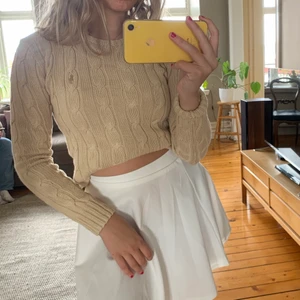 Beige Stickad Ralph Lauren - En stickad långärmad tröja i fint skick, använd fåtal gånger och har alltid handtvättat den för att behålla kvalitén! Mjukt material och fräsh beige färg. Ungefär 1.300kr i nypris, jag säljer den för mer än halva priset! Passar även om du bär storlek S.