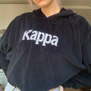 Säljer min älskade älskade hoodie från Kappa. Tyvärr använder jag den inte längre. Velour material, superskön. Snöre nertill så du kan anpassa storleken lite! Storlek S men den är rätt stor så även en M skulle passa i den. 