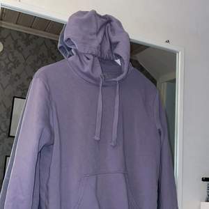 Lila hoodie från H&M. Använd typ 2 ggr. Frakt ingår i priset