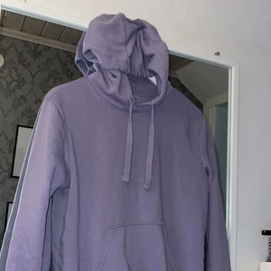 Lila hoodie - Lila hoodie från H&M. Använd typ 2 ggr. Frakt ingår i priset