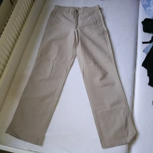 Coola chinos 😎 - Coola kamelfärgade chinos, köpta secondhand! Köpta på herrsidan but who the heck cares about gendering clothes am i right 😎Toppen kvalité! Dem e skithögmidjade haha?? Går väl över naveln på mig. O fett långa man ser verkligen lång ut i dem! Mycket tjusigt! Säljer pga blivit för små, skulle tippa 38-39 i storlek