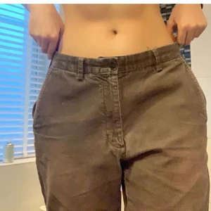 Bruna Manchester byxor  - Sjukt fina och trendiga bruna Manchester byxor som inte är använda🤎 (två första bilderna är ifrån tidigare ägare) köpt här på plick men har tyvärr inte kommit till användning, skriv vid frågor⚡️