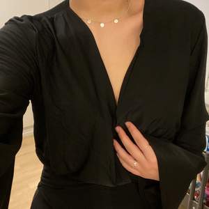 Säljer denna snygga svarta klänningen från Nelly i storlek M! Sitter så snyggt på, ordinariepris: 499:- men säljer den för 130kr!