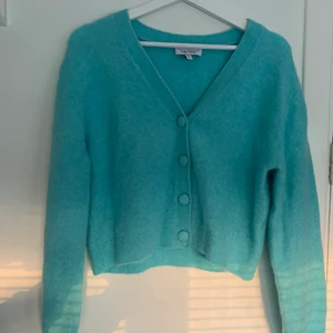 Kofta -  Kofta från & Other Stories. Den är jättefin över ett linne eller klänning. Använd några gånger men har inga slitningar och är i nyskick. 