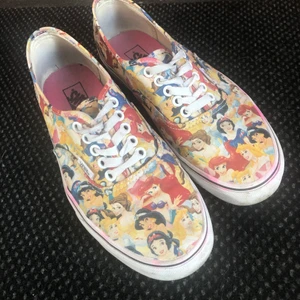 Vans Disney 39 - Köpta för 750kr, använda men i fint skick! Katt finns i hemmet!