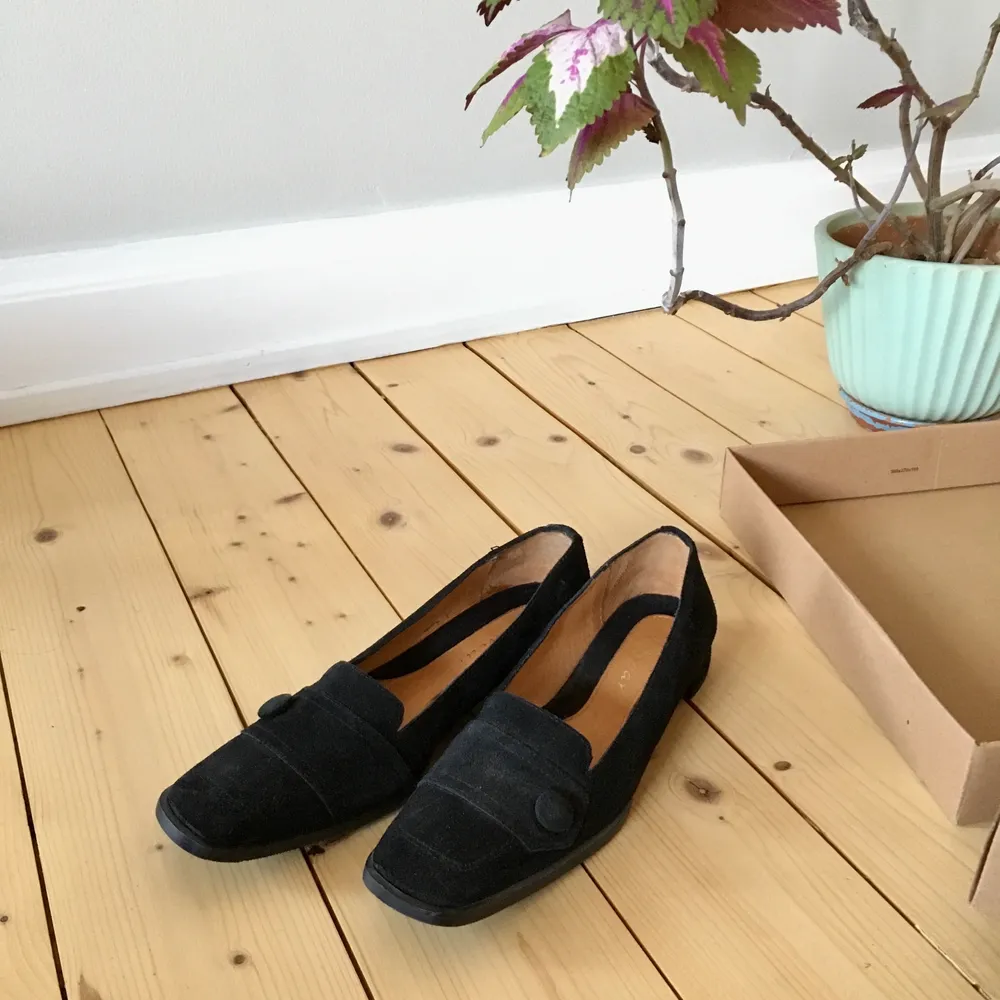 Skor från inwear i svart mocka. Köpta second hand i Köpenhamn. Vintage i stilen, storlek 37, tänk på att de är små i storleken och tillåter endast smala fötter . Skor.