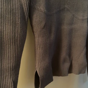 Ribbad tröja från Zara - Jag säljer denna fina tröja från Zara i storlek M för 230 kronor + frakt. Den passar även för dig med S. Den är tjock och ribbad i materialet med en grå/lila färg. Använd 1 gång. 