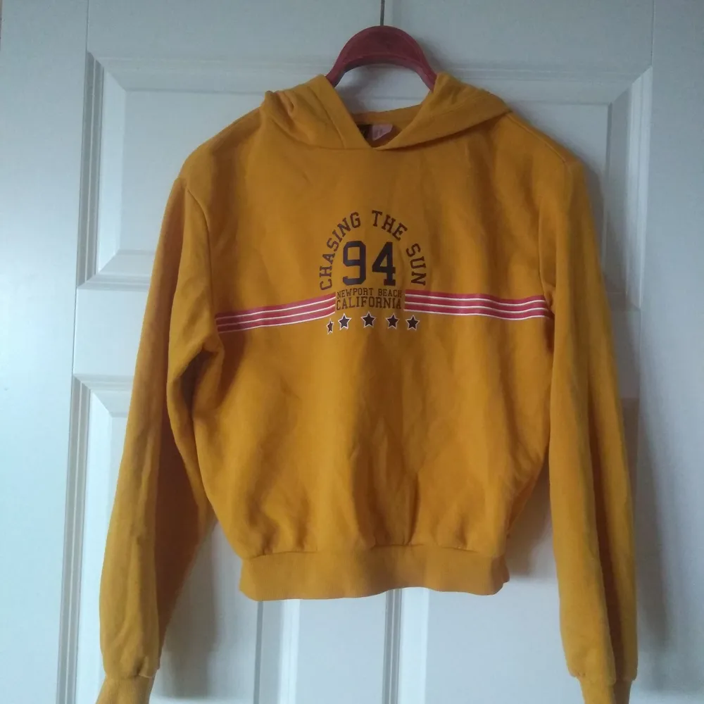 En gul hoodie från H&M. Aldrig använt :). Hupparit & Collegepaidat.