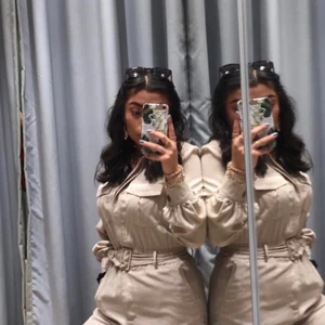 Play Suit - Play suiten är i toppen skick! Prövad i omklädningsrummet^ osen använd på en studentmottagning förra året. Sen dess har den bara inte kommit till användning. Köptes för 400kr. Fin beige som inte riktigt kommer fram på sista bilden..