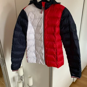 Tommy Hilfiger Jacka - Sitter som strl XS men fungerar även för en som är strl S. Använd ca 3 gånger, ser ut precis som ny. Nypris 1.499kr. Köparen står för eventuella fraktkostnader. 