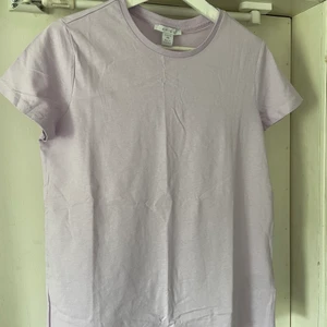 T-shirt  - En lila T-shirt från New yorker i storlek xs (stor i storleken). Aldrig använd, köpt för nån vecka sen bara. Färgen gör sig inte rättvis på den första bilden men på den andra. Superfin färg till sommaren.