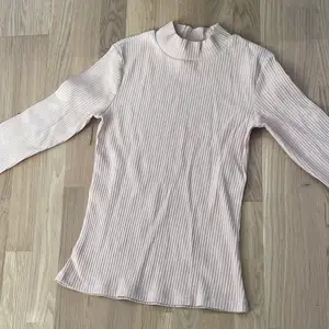Säljer denna tröjan från hm eftersom den inte längre kommer till användning :)