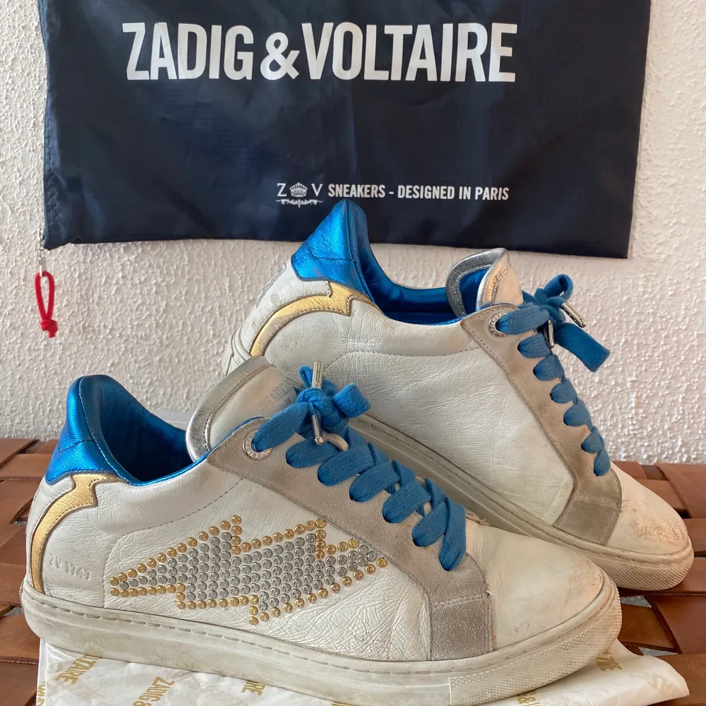 Säljer dessa Zadig & Voltaire sneakers i storlek 38 då jag inte längre använder de. Aningen slitna (se bilderna) och dustbag medföljer! Buda från 400kr!🥰 högsta bud är 2000kr. Skor.