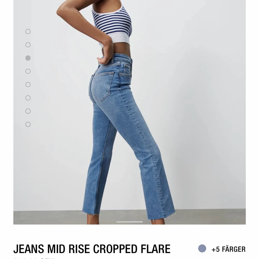 Mediumhöga jeans med lite utsvängning från zara. Använda några gånger så i fint skick. Jeans & Byxor.