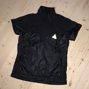 Klättermusen primaloft vest  - Klättermusen primaloft vest andvänd 3 ggr . Perfekt skick