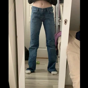 Mörkblåa Diesel Industry jeans - Mörkblåa jeans som jag haft väldigt länge men inte andvända, bra skick och jättefina! Säljer eftersom d inte kommer till andvändning, det står size 30 men skulle säga 34/36 eftersom de passar mig som är runt 34/36🥰Nypris 800