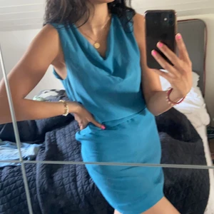 Blå klänning från & Other Stories - Blå klänning med dragkedja på sidan av klänningen, syns dock inte! Fint skick, och otroligt fin nu till sommaren🥰. På bild 1& 2 är klänningen instoppad, medan den är helt ”naturlig” på bild nummer tre. 