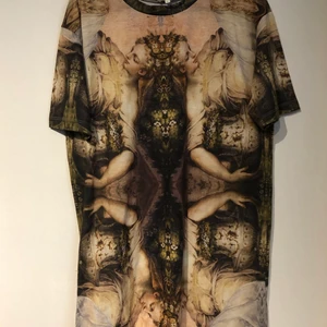 Tshirts - En fin tshirt med änglar på från River Island i storlek 38, för 30kr!!    En fin sommar tshirt från lager 157 (prislapp på) i storlek M, för 25kr!!         En vit adidas tshirt i storlek 32/34, för 20kr!!! KÖP ALLA FÖR 60kr!! 