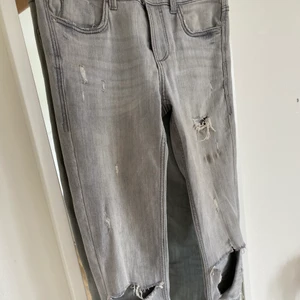 grå jeans - Jeans från zara med mycket slitningar! Har varit ett par favoriter, men nu är dem tyvärr försmå. 