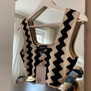 Mönstrad ny topp  - Lägger ut igen pga oseriös budare (kan ni snälla lära er att inte buda om ni inte tänker köpa varan) säljer nu för fastpris istället, toppen är i stickad material oanvänd från monki, helt slutsåld på hemsidan, köparen står för frakt! 