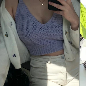 Virkad topp - Supersöt top som jag har virkat! Eftersom den är otroligt stretchig så skulle jag säga att den passar xs-m. Kan mötas upp i Göteborg annars så är frakten 48kr🥰💜