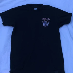 Dickies tisha  - Dickies tisha som bara hänger i garderoben för jag inte får någon användning av den, skriv privat om fårgor eller annat, priset är inte hugget i sten.