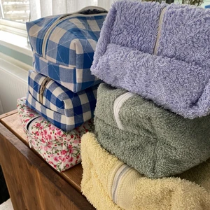 Handgjorda necessärer  - Säljer handgjorda necessärer och har gjort ett tag på plick. Nu finns det även en Instagram där jag kommer fortsätta ta beställningar 200 - 300kr beroende på storlek och material😊 @DSGN.AS på Instagram💕