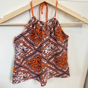 H&M halter top  - Storlek: M. Plaggets längd 32cm, 40cm bredd. Strechigt bomullstyg. Betalningsmetod: Swish. Frakt tillkommer postnord blå påse 45kr