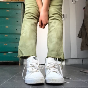 Zara jeans - Ett par supercoola zara jeans i storlek 36 men passar även 32 och 34😍! Älskar dom värkeligen men de är för små på mig. Köpare står för frakt.