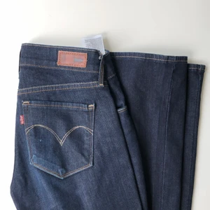 Levis jeans - Supersnygga Levis jeans i modellen Mid Rise Boot! Knappt använda och tyvärr för små för mig! Köpta för 1000 kr, buda i kommentarerna!👏💕💚