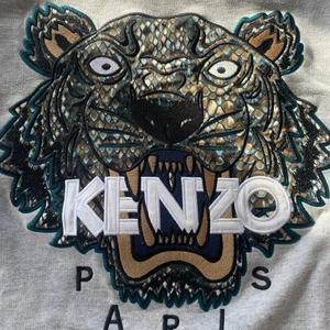 Kenzo  - Grå kenzopullover i herrmodell. Bra skick men använd, storlek L men skulle nog säga att den passar M-L. 