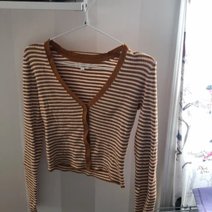 långärmad topp - Köpt i USA på Pacsun och är använd endast 1 gång☺️ Är i stl S men passar storlekarna  XS-S