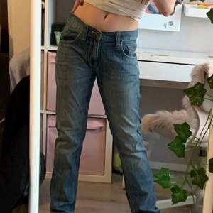 supersköna baggy jeans som trendar just nu! perfekt skick 