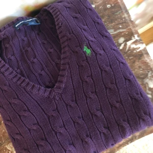 Ralph Lauren tröja - Fint skick, knappt använd då den är lite stor för mig :)