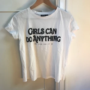 Girlpower - Vit girlpower t-shirt från Bershka i strl M. Väldigt luftig och skön t-Shirt!