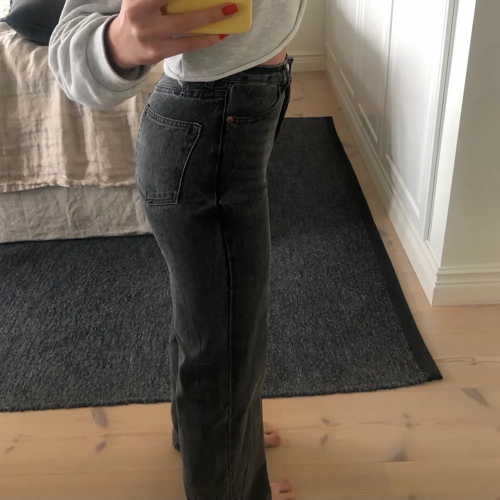 Säljer nu dessa jätte fina gråa vida jeansen från Monki! Inte använda många gånger, köpte dom i julas men dom har blivit för små💞  Ny pris : 400kr. Jeans & Byxor.