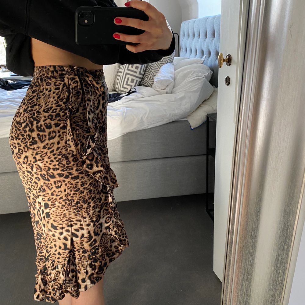 Leopard kjol med slits och volang | Plick Second Hand
