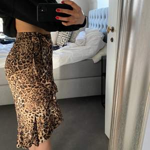 Jättefin leopard kjol men liten slits, knytning i sidan och en volang. Den har räsor i midjan och kan därav passa från XS-M