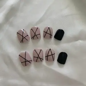 Det är inte bara dom åtta naglarna men det är 10st/ ett kit och man får 10st dubbelsidig klistermärken som är till naglarna. Man får också lite extra naglar om naglarna är för stora eller för små                                                                                     Lager status: 1/1. 