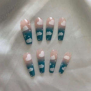 Naglar - Det är inte bara dom åtta naglarna men det är 10st/ ett kit och man får 10st dubbelsidig klistermärken som är till naglarna. Man får också lite extra naglar om naglarna är för stora eller för små                                                                                    Lager status: 1/1.