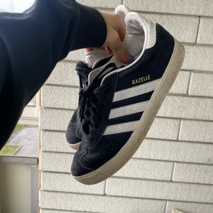 Adidas Gazelle Skor - Strl 37. Svarta original adidas gazelle skor, 150kr