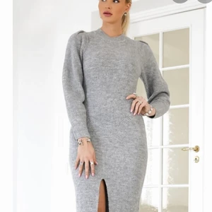 Adoore klänning  - Säljer denna sjukt fina klänning från adoore. Köpte för nån månad sen på raglady för 1099kr men kom bara till användning vid ett tillfälle. Detta är at M men passar mig som är en S i vanliga fall. Skicka 10/10. Som sagt använd en gång. Formas sjukt fint efter kroppen. Kan användas alla årstider med strumpbyxor eller utan