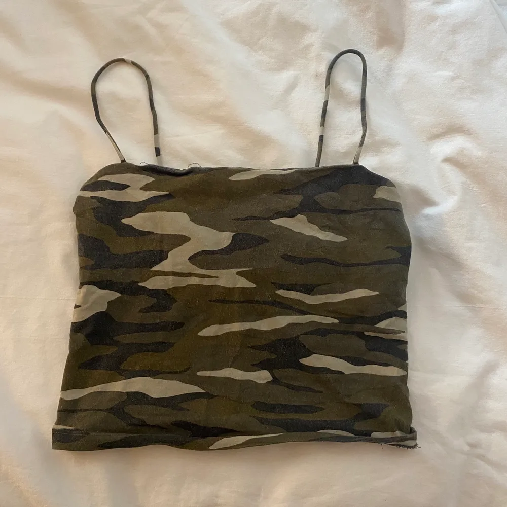 Militärfärgat linne från Gina Tricot strl XS! Köparen står för ev frakt 💖. Toppar.