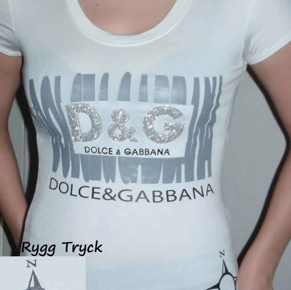 Dolce & Gabbana helt ny aldrig använd.   Storlek one size (small/medium).   Säljes enligt bilden. T-shirts.